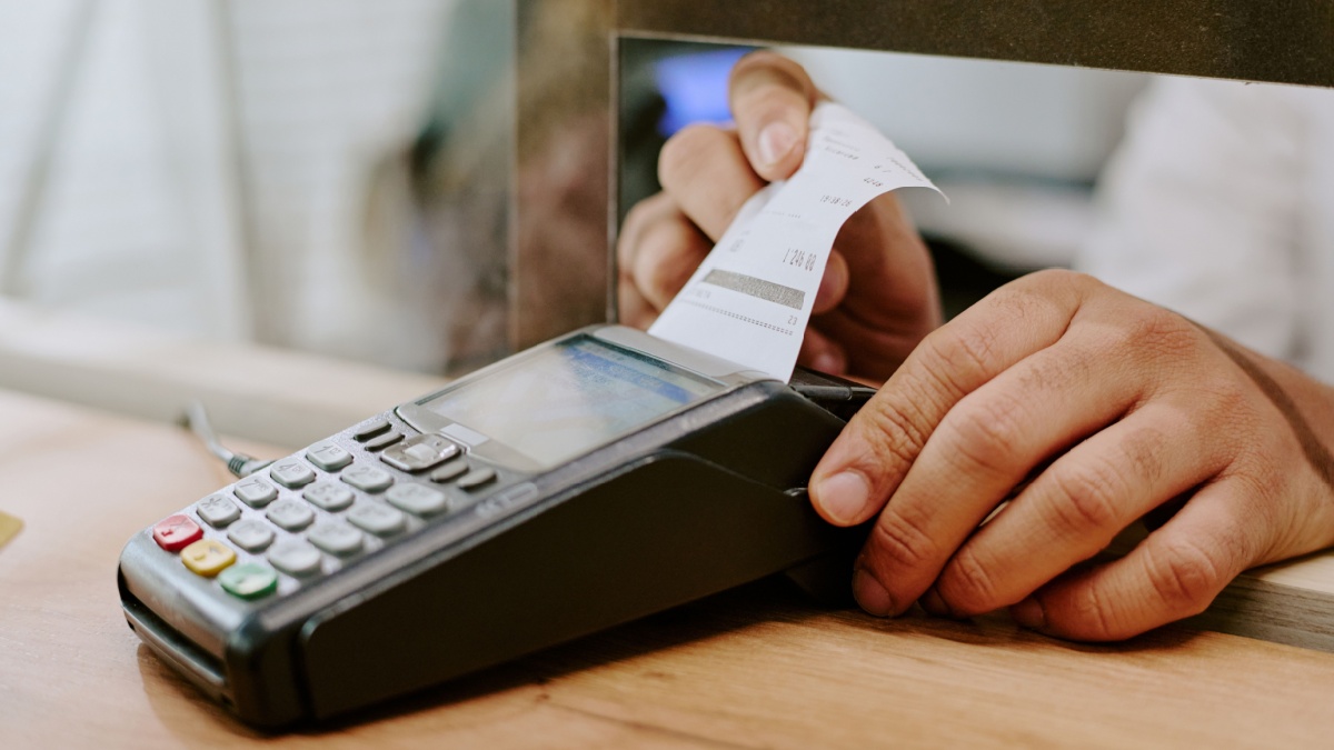 POS e mano che strappa la ricevuta